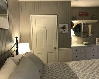 Charming Cottage Surrounded By English Gardens New Discounted rates! - Fire Island Pines - Habitación