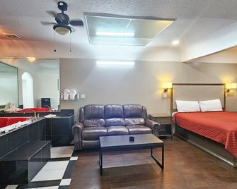 Scottish Inn & Suites Sam Houston Parkway - Houston - Bedroom