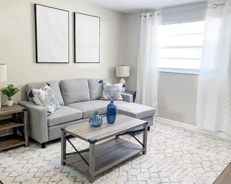 Charming Duplex in Zephyrhills! #1 - Zephyrhills - Living room