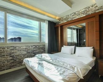 Hwamyeong Sky Hotel - Pusan - Sovrum