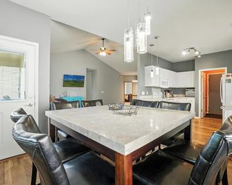 Modern Nest in NW Omaha - Omaha - Dining room