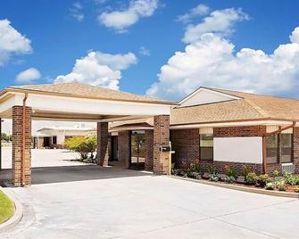 Budget-Friendly Stay at Knights Inn Muskogee! 4 Comfortable Units, Free Parking - Muskogee - Building