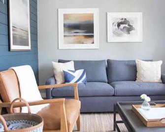 Best Place to Stay in East Hampton w/ Free Parking & Breakfast! 4 Relaxing Units - East Hampton - Sala de estar