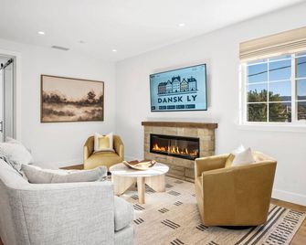 2-bedroom - WiFi, AC, garage parking with EV charger. - Solvang - Wohnzimmer