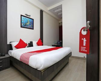 OYO 16103 Hotel Neelkanth - Alīgarh - Bedroom