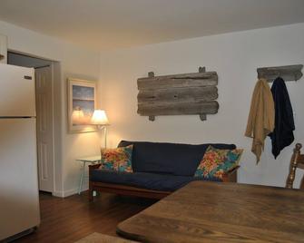 Anglesea Escape - Easy walk to Scenic Seawall, Beaches, Restaurants and Bars! - North Wildwood - Living room