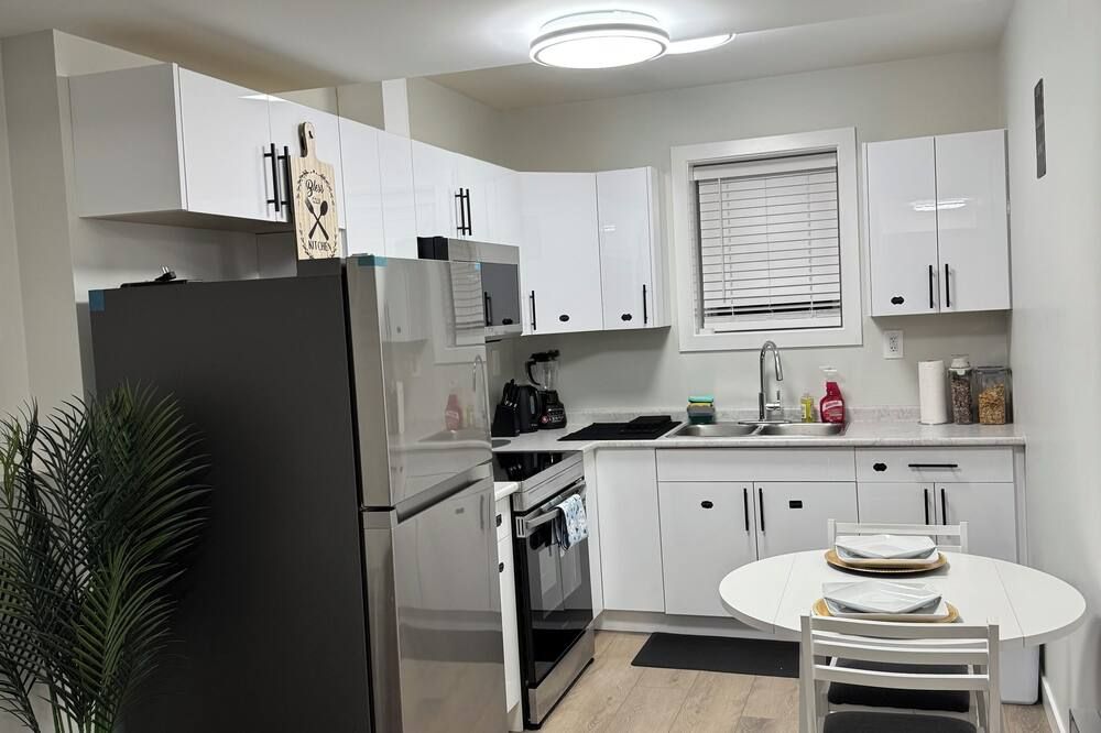 Terracotta Luxury Suite- Your grounding oasis! Few minutes from the airport. - Saskatoon - Kitchen