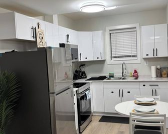 Terracotta Luxury Suite- Your grounding oasis! Few minutes from the airport. - Saskatoon - Cocina