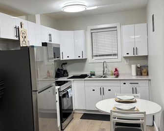 Terracotta Luxury Suite- Your grounding oasis! Few minutes from the airport. - Saskatoon - Kitchen