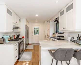 The Woodlands Hideaway - Orillia - Kitchen