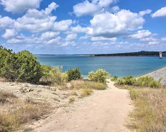 Cozy Canyon Lake Cottage 1 Mi to Guadalupe River! - Canyon Lake - Playa