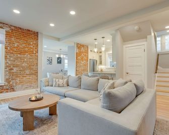 Hot Tub, Fire Pits Ideally Located Denver Home! - Denver