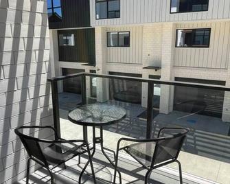 Stylish and Sleek Auckland Stay - Auckland - Balcony
