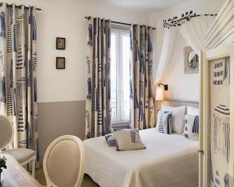 Hotel Le Central - Trouville-sur-Mer - Bedroom