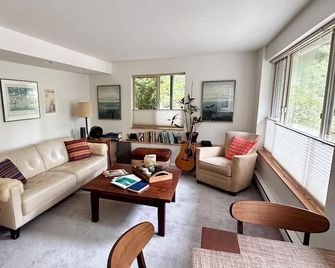 Cozy couples getaway near ferry terminal - Bainbridge Island - Sala de estar