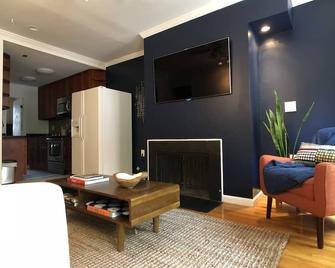 Condo w/ Classic Touches Steps fr Washington Monument -Wifi Parking & Fireplace - בולטימור - סלון