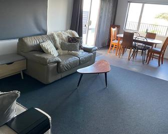 Modern Little Place At Castlepoint - with Private Direct Beach Access - Castlepoint - Living room