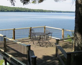 Charming cottage on Long Lake; Golf course nearby, Ski & ATV trails - Stone Lake - Balcony
