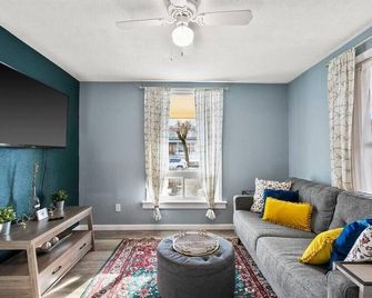 Mins To Dwntwn & Arena Backyard Bbq King Bed - Spokane - Living room