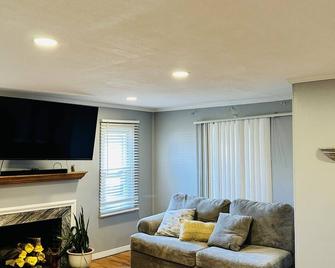 Charming historic Rosedale Park neighborhood house minutes from downtown - Detroit - Living room