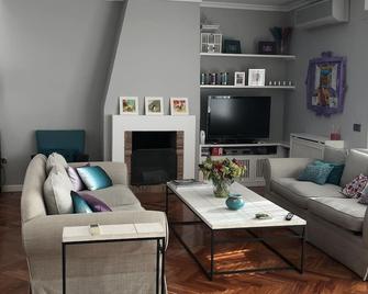 Amazing villa inside Madrid with private swimming pool and super big living room - Madrid - Living room