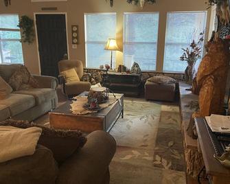 Charming two bedroom cabin located in the Hualapai mountains sleeps 8 - Kingman - Living room
