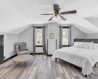 The Washmo Hospitality House Walk To Riverfront, Shopping, Wine Shuttle, Hot Tub - Washington - Bedroom