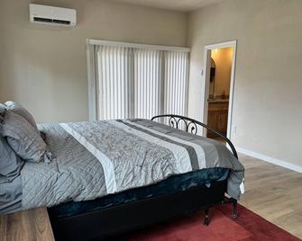 Sleeps up to16! Family Friendly! Newly Renovated, steps from the Golf Course! - Libby - Schlafzimmer