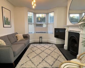 Restored Victorian Home with Private Garden - Bristol - Living room