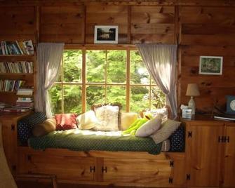 Private three season cabin nestled in woods on shore of pristine Maine lake - Farmington - Sala de estar