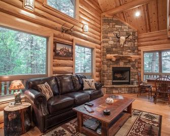 Welcome to Sweet Water, 2 bed 2 bath log cabin 10 minutes from Glacier Park! - Hungry Horse - Living room