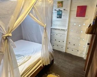 Hostal Paraíso & Vibra Restobar - ซานตา มาร์ตา - ห้องนอน