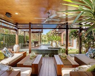 Kingscliff Balinese Beachfront Retreat - Kingscliff - Patio