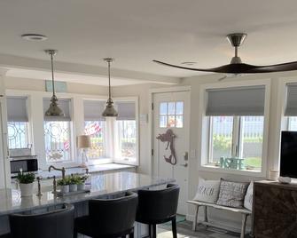 Ocean Front Cottage with Private Beach on Watch Hill end of Westerly - Westerly - Restaurant