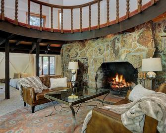 Private Indoor Hot Springs Pool~retro Geodesic Dome~chalk Cliffs View~wildlife - Nathrop - Sala de estar
