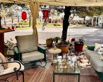 The Pines Motel and Cottages - Grass Valley - Patio