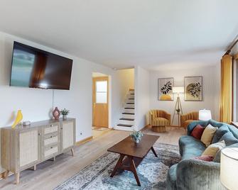 Gridiron Getaway-Where Families and Fans Unite - Canton - Living room