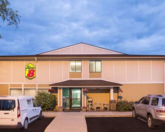 Super 8 by Wyndham Beaver Dam - Beaver Dam - Building