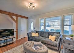 Stunning Seneca Home with Lake Keowee Access! - Seneca - Living room