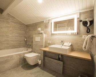 Logis Hotel Le Petit Casset - La Boisse - Habitación
