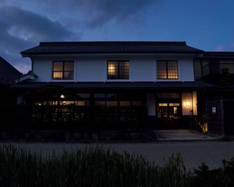 Travel Stop Unnowa - Tomi - Edificio