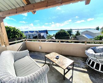 Luxury beachfront villa with private pool and cozy Pavillon with private jacuzzi on rooftop terrace - Calodyne - Balcón