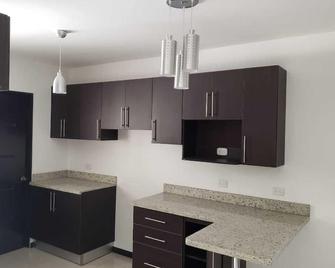 Casa Vacacional Pino Azul - Curridabat - Cocina