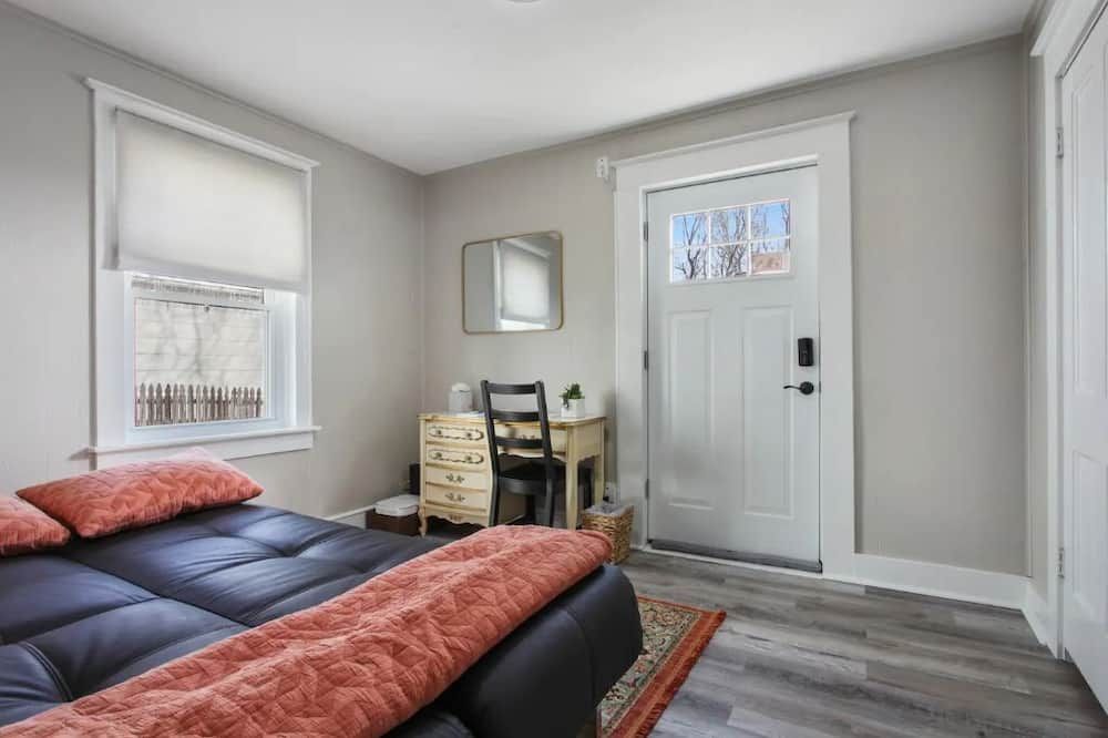 Living room view of Cheerful 4 bedroom close to historical/sport sites