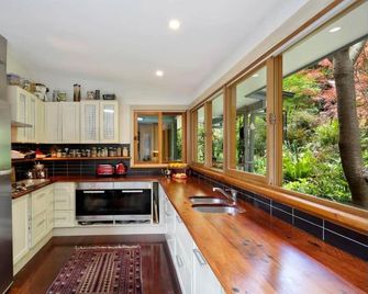 The Black Cockatoo - Secret Garden Treetops Home - Katoomba - Küche