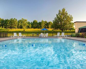 Econo Lodge - Erie - Pool