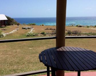 Rustic farmhouse stay with awesome views! - Bathsheba - Patio