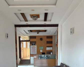 Townhouse Oak Baramati Industrial Estate - Bārāmati - Front desk
