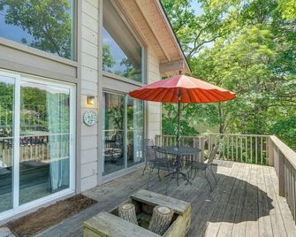 Private Dock & Resort Access: Margaritaville Cabin - Osage Beach - Balcon