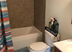 Beautiful corner property with cozy beach vibe. - Cape May - Bathroom